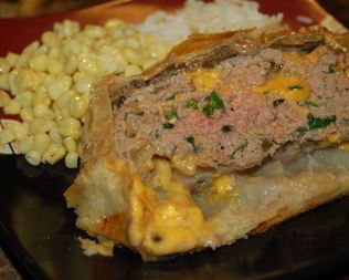 Мясной рулет с грибами в слоеном тесте