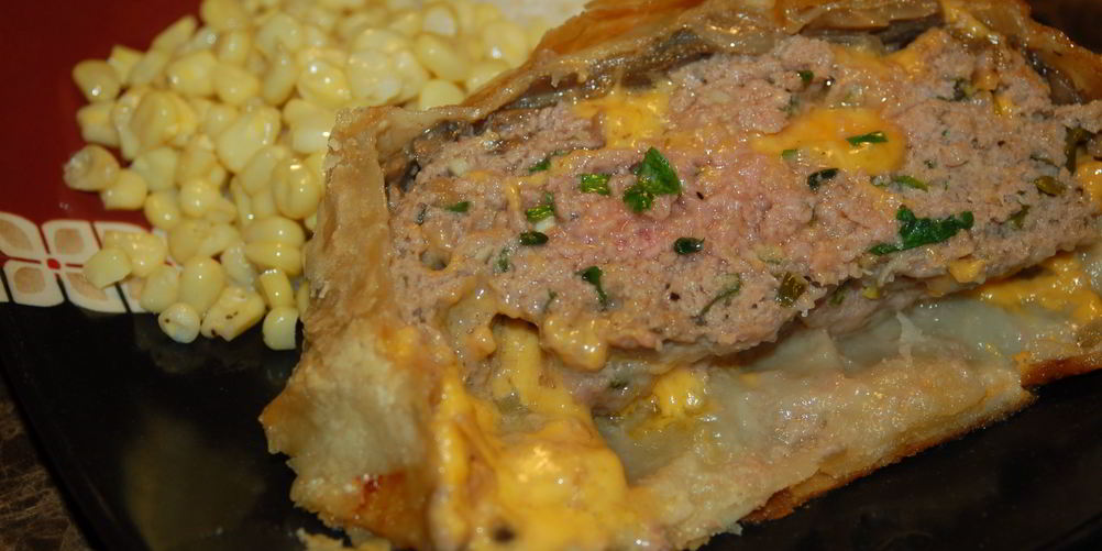 Рецепт мясной рулет с грибами в слоеном тесте