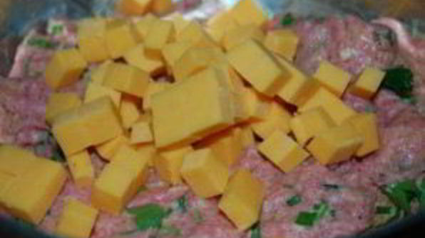 мясной рулет с грибами в слоеном тесте