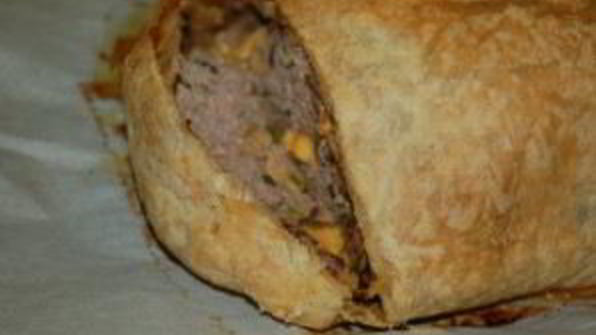 мясной рулет с грибами в слоеном тесте