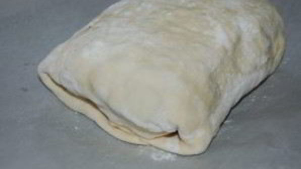 мясной рулет с грибами в слоеном тесте