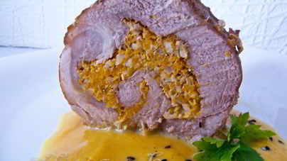 Мясной рулет с тыквой, грецкими орехами и чесноком