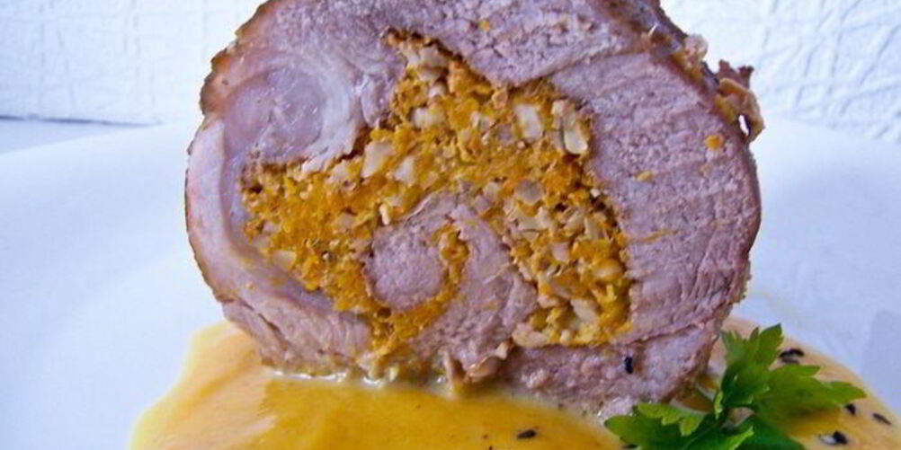 Рецепт мясной рулет с тыквой, грецкими орехами и чесноком