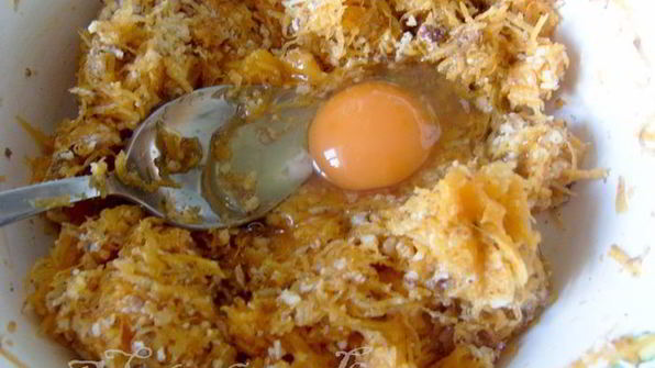 мясной рулет с тыквой, грецкими орехами и чесноком