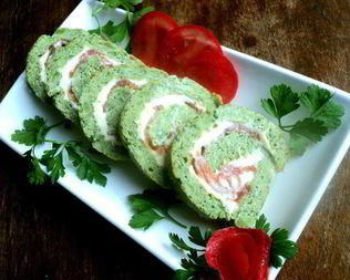 Рулет из брокколи с семгой