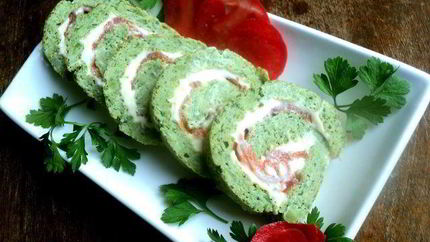 Рулет из брокколи с семгой