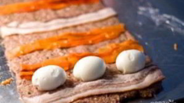 рулет из фарша с яйцами