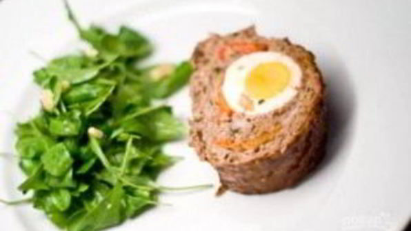 рулет из фарша с яйцами