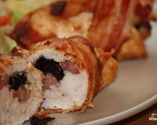 Рулет из индейки с черносливом