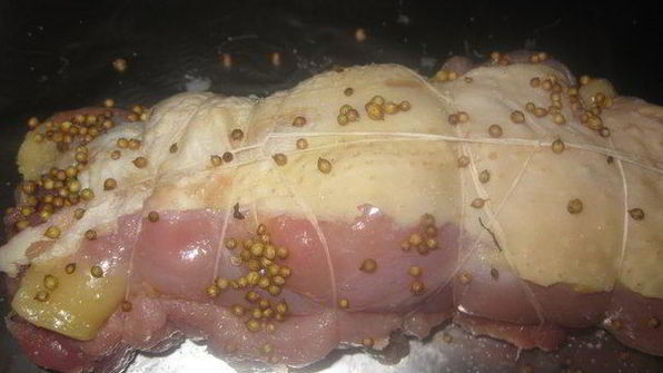 рулет из индейки с клюквой и яблоком