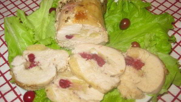 рулет из индейки с клюквой и яблоком