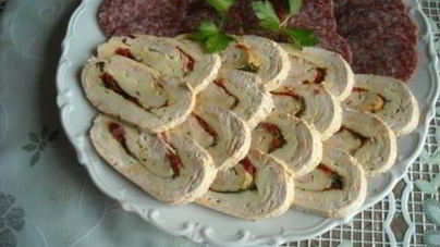 Рулет из куриного филе с омлетом