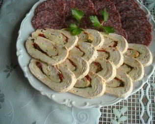 Рулет из куриного филе с омлетом