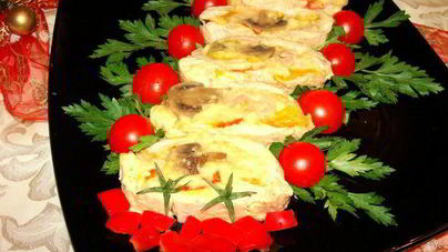 Рулет из курицы с грибами, перцем и сыром