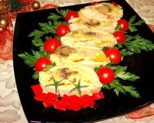 Рулет из курицы с грибами, перцем и сыром