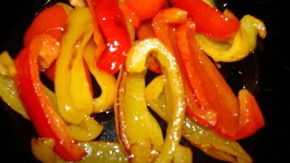 рулет из курицы с грибами, перцем и сыром