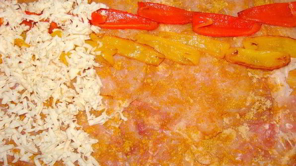 рулет из курицы с грибами, перцем и сыром