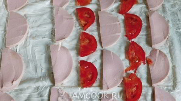 рулет из лаваша с колбасой и сыром