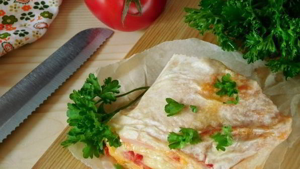 рулет из лаваша с колбасой и сыром