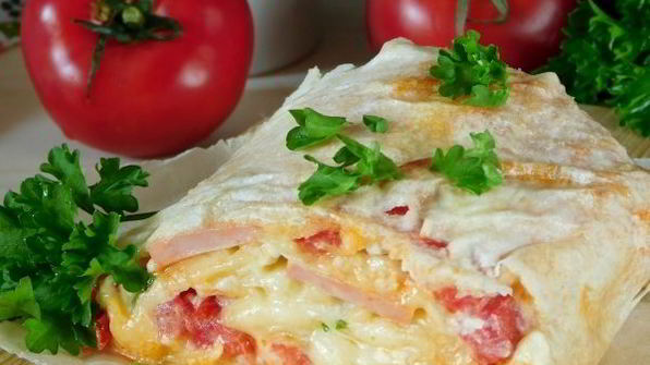рулет из лаваша с колбасой и сыром