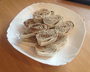 Рулет из лаваша с курицей и шампиньонами