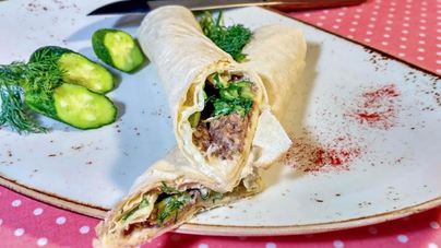 Рулет из лаваша с рыбными консервами и огурцом