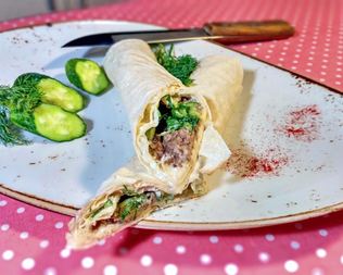 Рулет из лаваша с рыбными консервами и огурцом