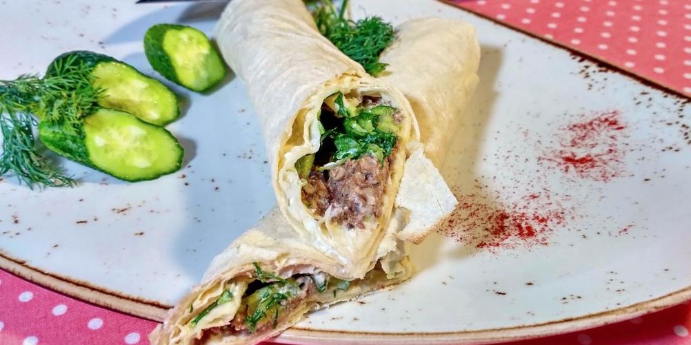 Рецепт рулет из лаваша с рыбными консервами и огурцом