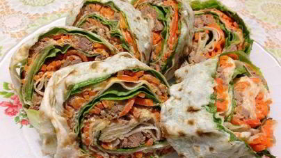 Рулет из лаваша с салатом