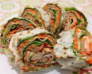 Рулет из лаваша с салатом