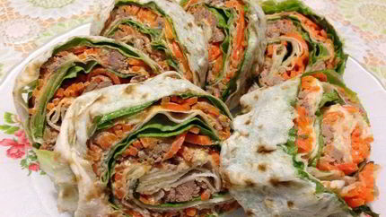 Рулет из лаваша с салатом