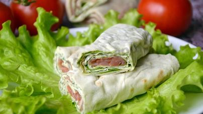 Рулет из лаваша сыра и красной рыбы