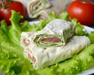 Рулет из лаваша сыра и красной рыбы