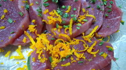 Рулет из мясной вырезки с вишней