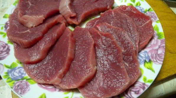 рулет из мясной вырезки с вишней