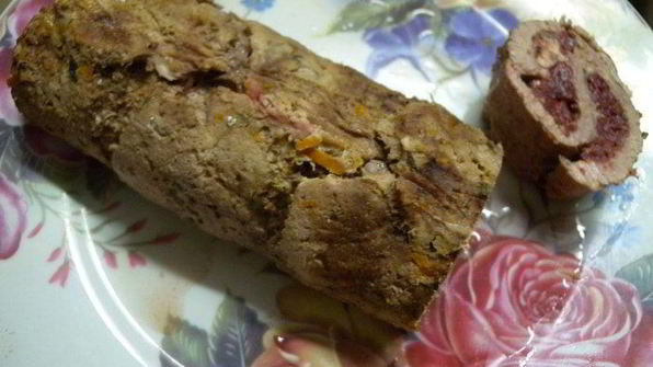 рулет из мясной вырезки с вишней