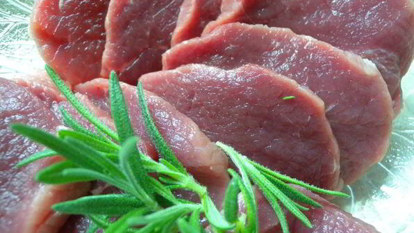 рулет из мясной вырезки с вишней