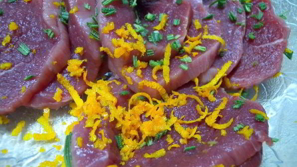 рулет из мясной вырезки с вишней