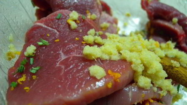 рулет из мясной вырезки с вишней