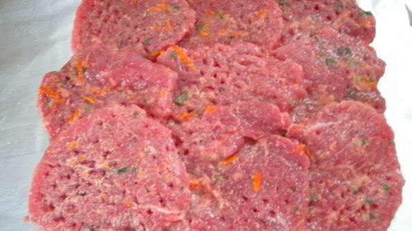 рулет из мясной вырезки с вишней