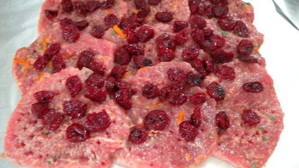 рулет из мясной вырезки с вишней