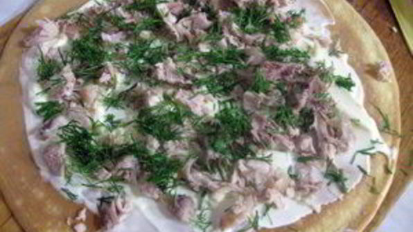 рулет из омлета с курицей