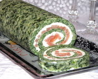 Рулет из шпината и семги со сливочным сыром