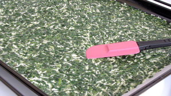 рулет из шпината и семги со сливочным сыром