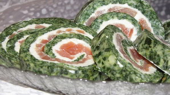 рулет из шпината и семги со сливочным сыром