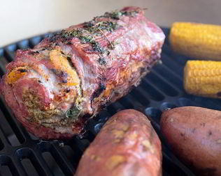 Рулет из свиной вырезки с абрикосами на гриле