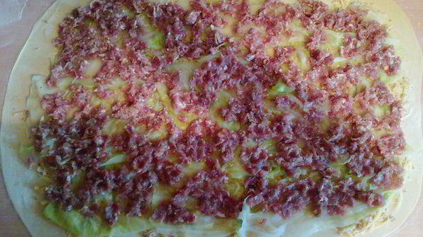 рулет с капустой и мясом