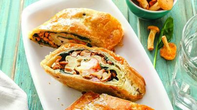 Рулет с лисичками, зеленью и креветками