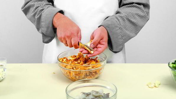 рулет с лисичками, зеленью и креветками