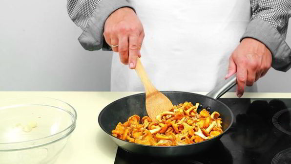 рулет с лисичками, зеленью и креветками